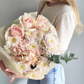 Нежный букет из гортензии, роз и хризантем  от интернет-магазина «VeraRosa»