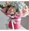 Цветочная композиция в шляпной коробке 