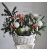 Новогодняя композиция в корзине Зимняя рябина