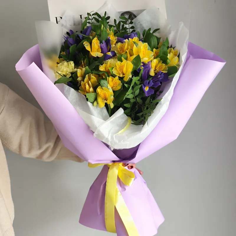 Букет из альстромерии и ирисов  1